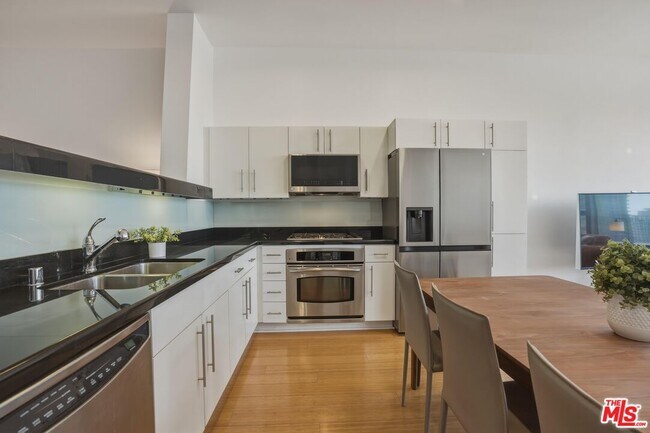 Building Photo - 1100 Wilshire Blvd