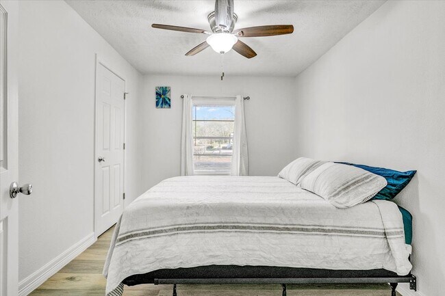 Building Photo - 185 Weiss Bluff Rd