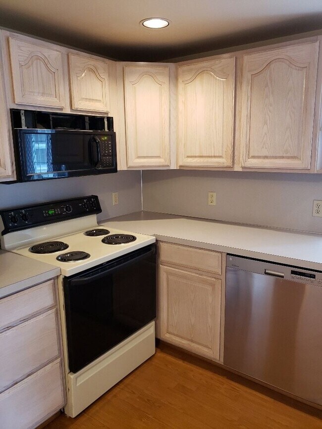 Building Photo - STATUS:RENTED-| R122 | $1795