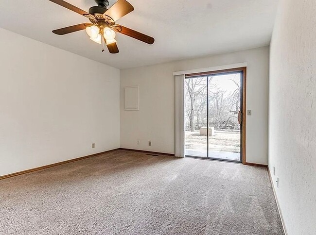 Building Photo - Beautiful 3bed/3bath Townhome Available in Westside Norman!!