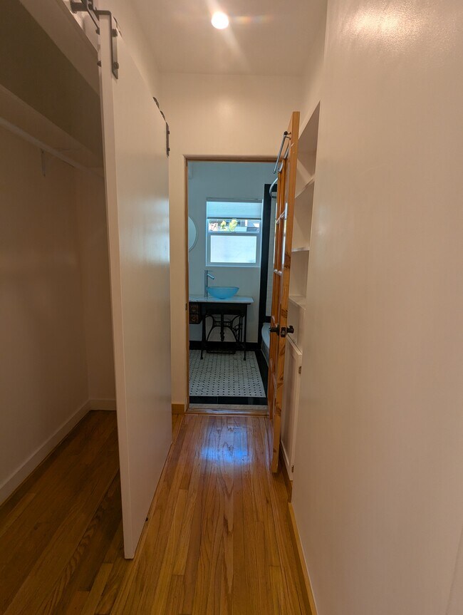 Building Photo - 1549 Baxter St