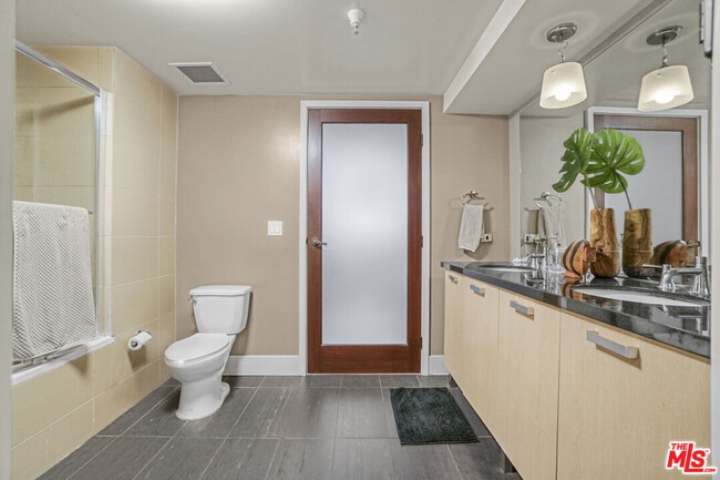 Building Photo - 460 S Spring St