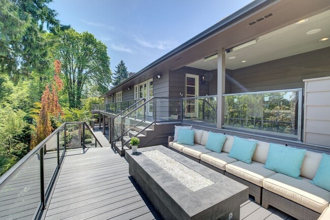 Building Photo - 5bd/4ba Medina Home