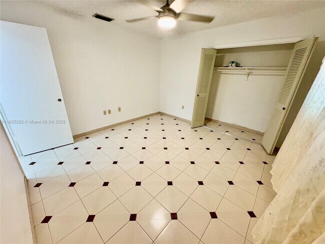 Building Photo - 936 SW 68th Ave