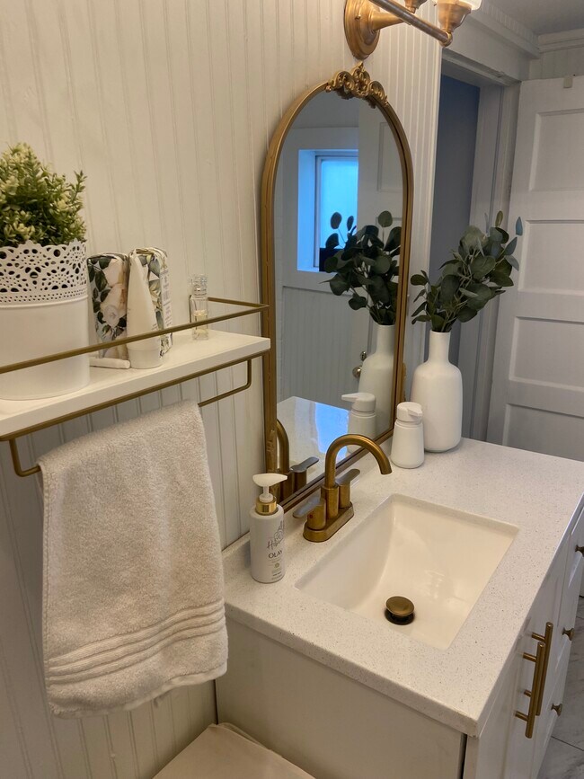 Building Photo - 2033 Coliseum St