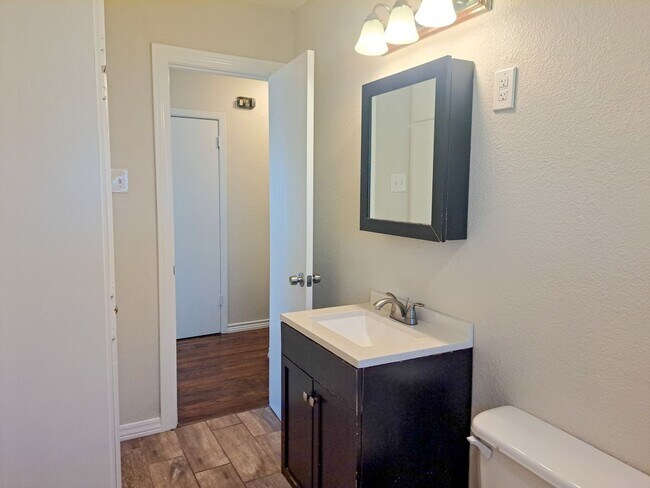 Building Photo - Renovated 4 bedroom 2.5 bath