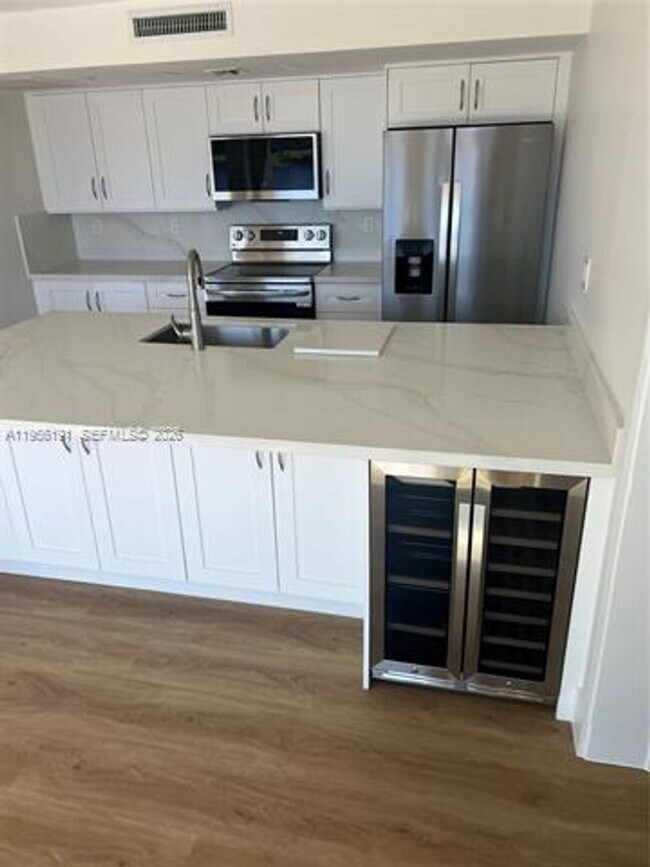 Building Photo - 6484 Miami Lakes Dr