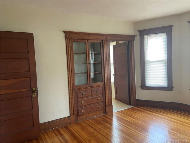 Building Photo - 53 Oakwood Ave
