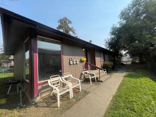 Building Photo - Ground Floor 2 Bed, 1 Bath near Upriver & ...
