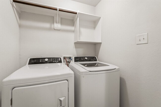 Building Photo - 5758 Manning Crk Trl