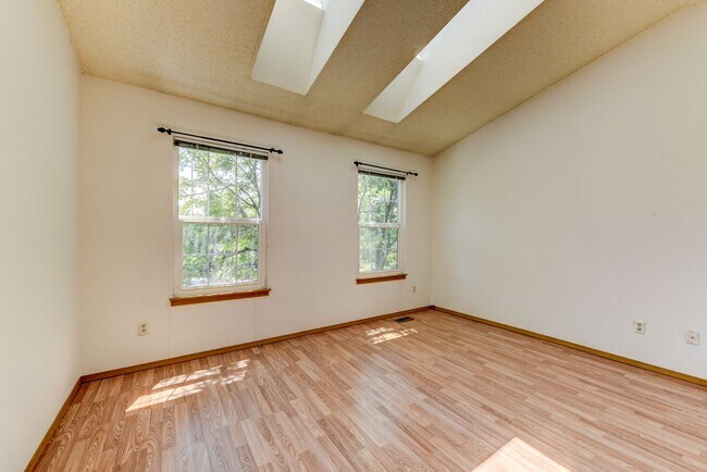 Building Photo - Beautiful 2 bed 2 bath townhome with carport in desirable Hearthwood Neighborhood With Pool!!