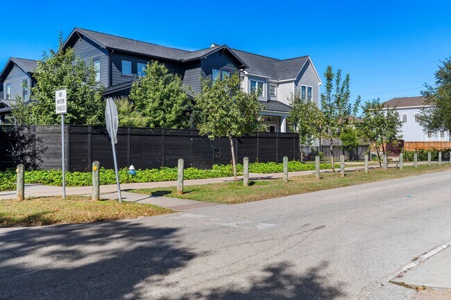 Building Photo - 721 W 12th St