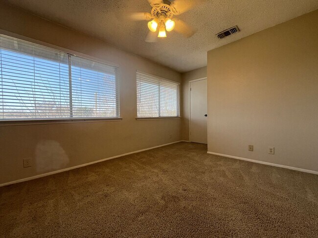Building Photo - 2 Bedrooms in Great Dove Springs Location