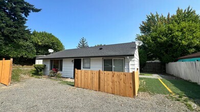 Building Photo - Newly Remodeled and Spacious 3 bedroom 1 b...