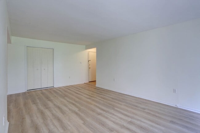Building Photo - 2 BR/2 BA Garden Level Condo