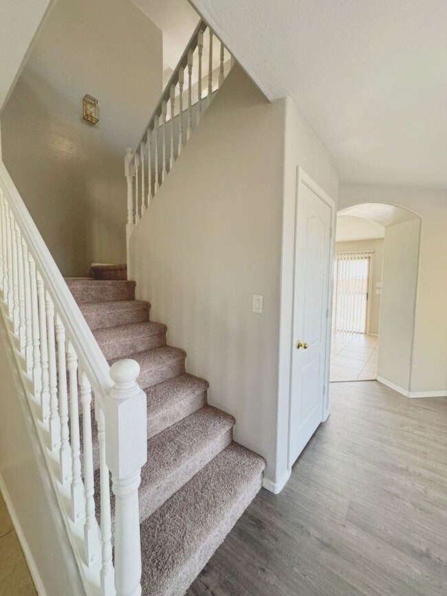 Building Photo - 4BR / 2.5BA Home with Expansive Lot – 2-Car Garage, Community Pools & Golf