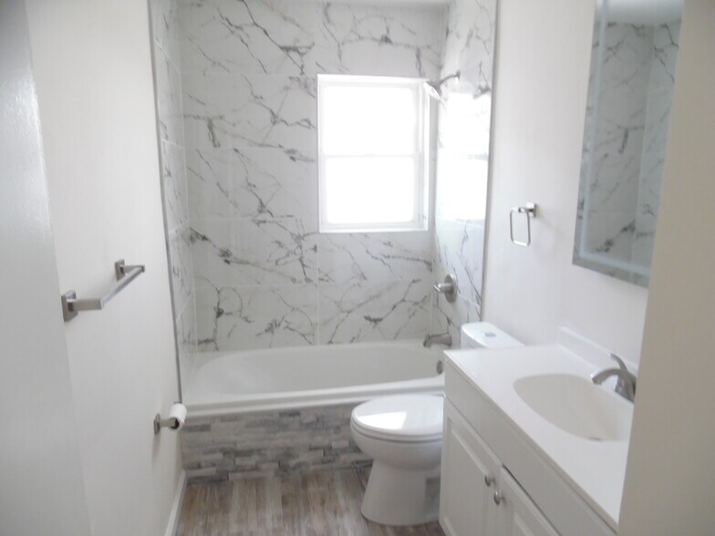 Building Photo - 1573 Biscayne Dr