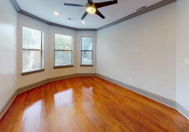 Building Photo - 438 E 45th Pl