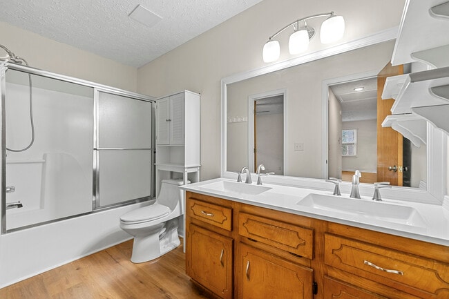Building Photo - 131 McWhirter Pl