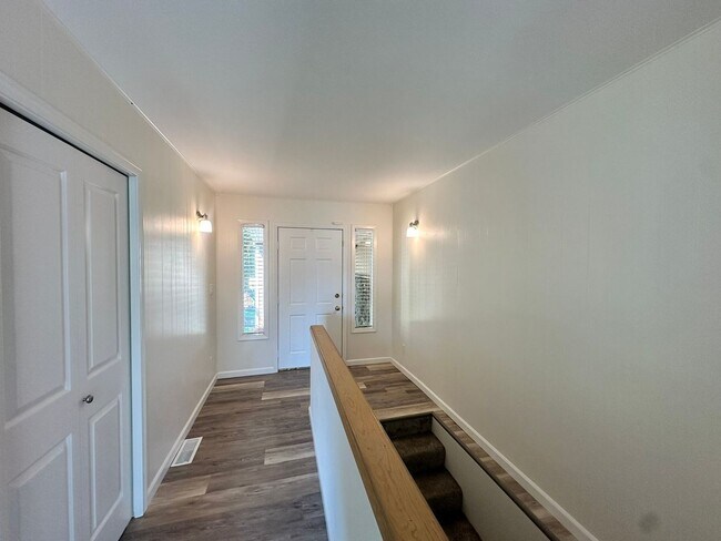 Building Photo - Stunning 3 Bedroom and 3 Bathroom Home, wi...