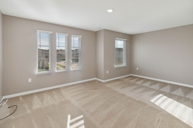 Building Photo - Like New 4/3 Townhome in Gated Community W/ Community Pool
