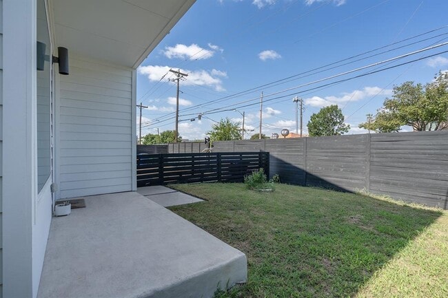 Building Photo - 1419 Montopolis Dr