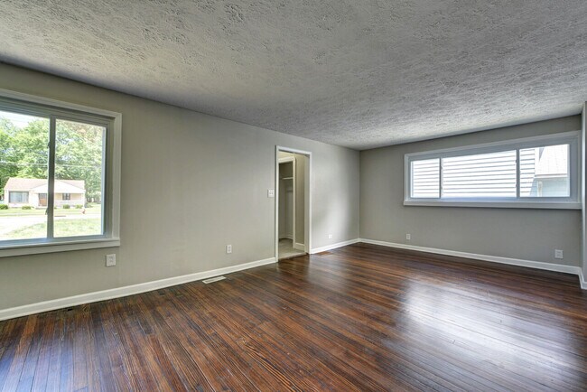 Building Photo - E 337