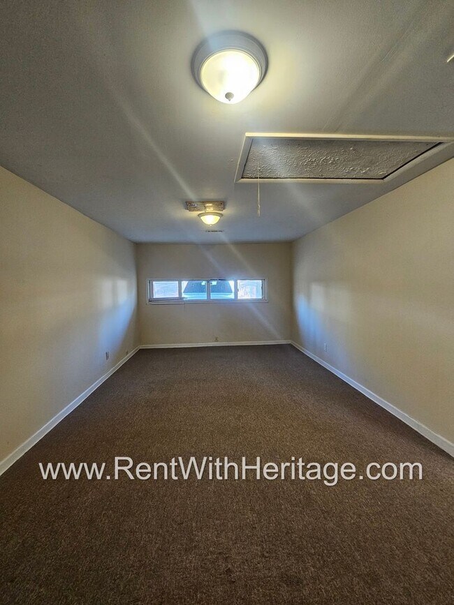 Building Photo - Great Brick Ranch / Harwood Floors / Huge Shop or Extra Storage / No Garage / Great Private Back ...