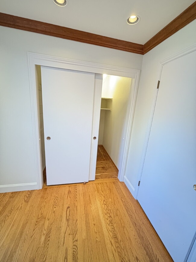 Building Photo - 485 Butterfield Pl