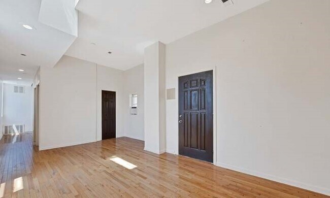 Building Photo - 4106 S Lake Park Ave