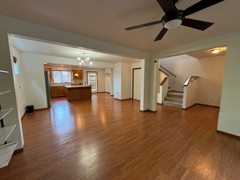 Building Photo - Spacious 3 bed 2.5 Bath Townhome