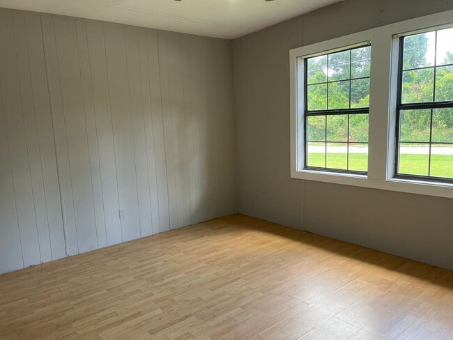 Building Photo - 2 Bed 1.5 Bath Duplex