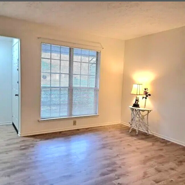 Living room - 6824 Glenridge Dr