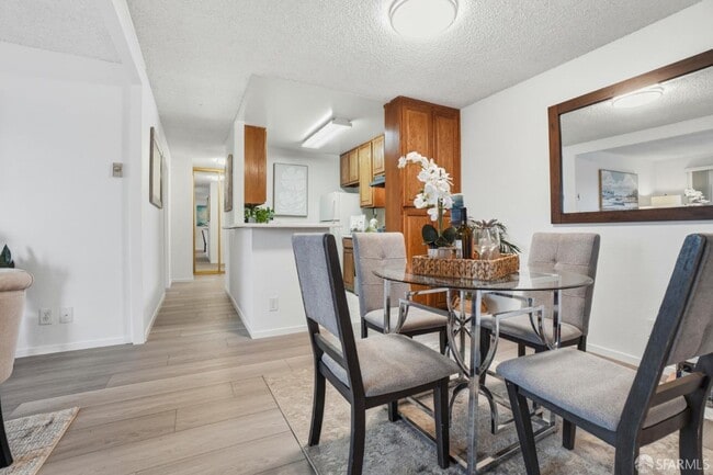 Building Photo - 101 Piccadilly Pl