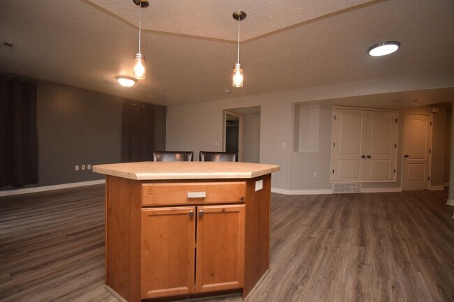 Building Photo - Stylish 2 Bed 2 Bath Condo in Prime Draper Location!!!