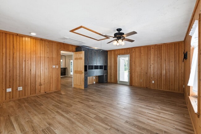 Building Photo - Welcome to your Pool/Lake Home!