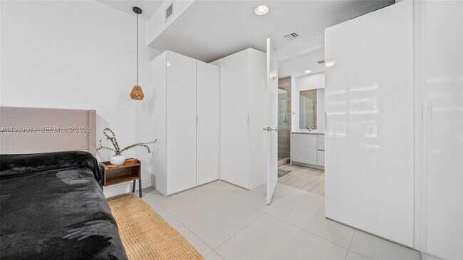 Building Photo - 1010 Brickell Ave