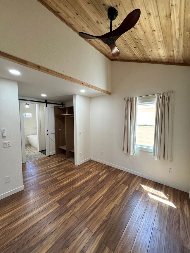 Building Photo - Charming Remodeled Cottage Home in Oak View
