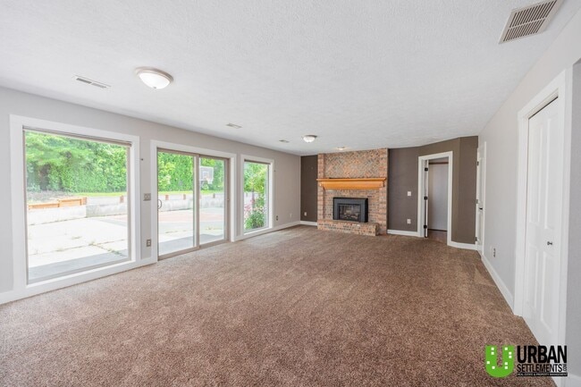 Building Photo - Spacious 4 bedroom and 3 bathroom house fo...