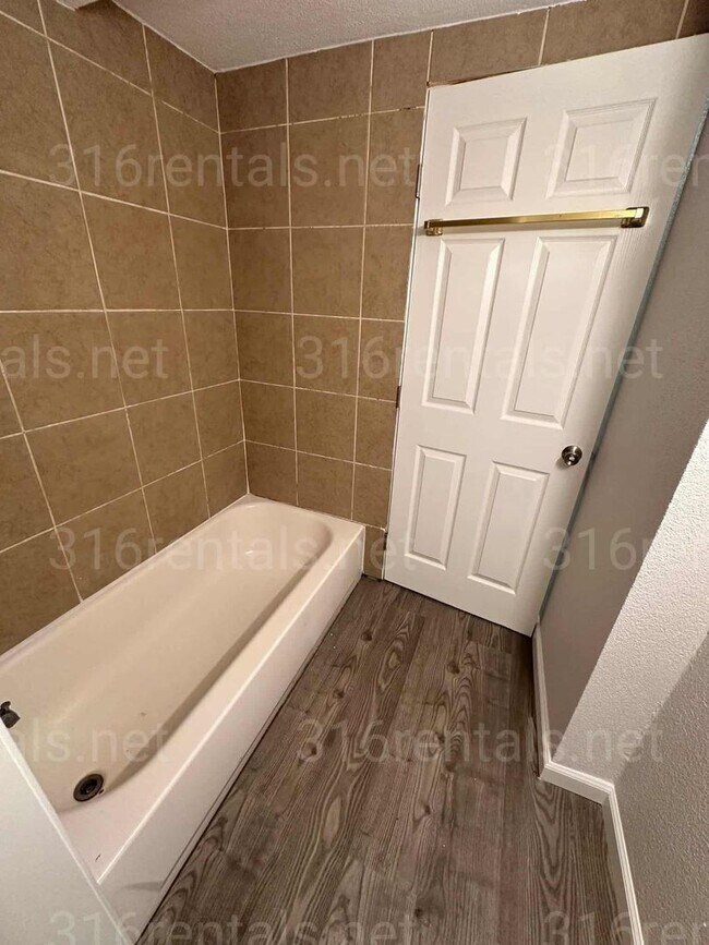 Building Photo - $1245 - 4 bedroom/ 2 bathroom - Single Fam...