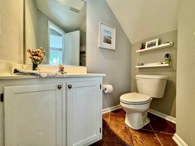 Building Photo - 2-Bedroom Condo Ready 08-01-24! Community ...