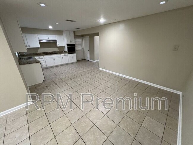 Building Photo - 3280 Crestaire Dr