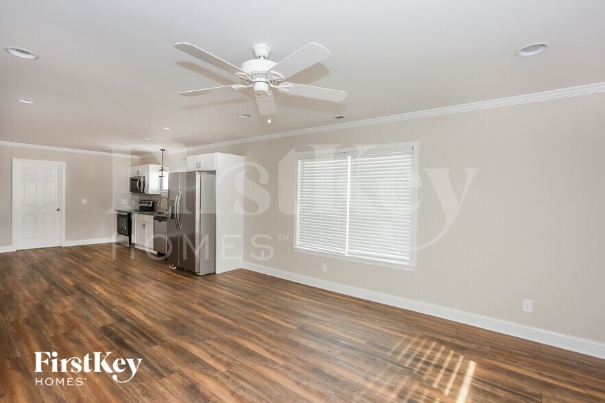 Building Photo - 621 E Mills Dr