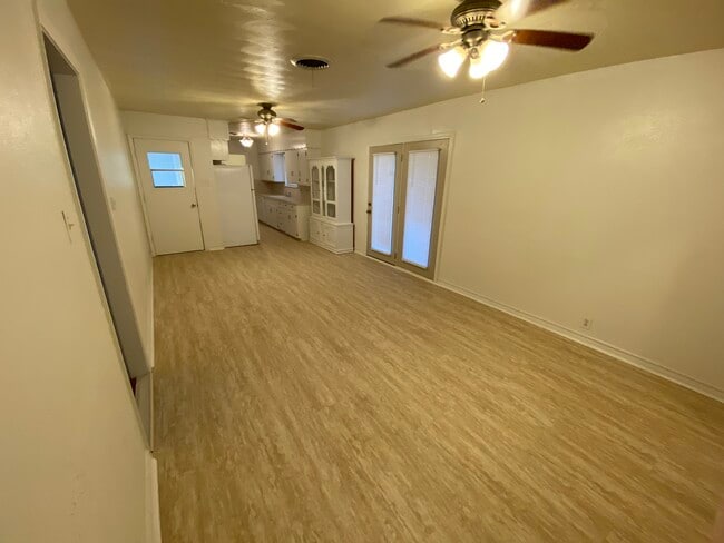 Building Photo - 1213 Crestview Dr