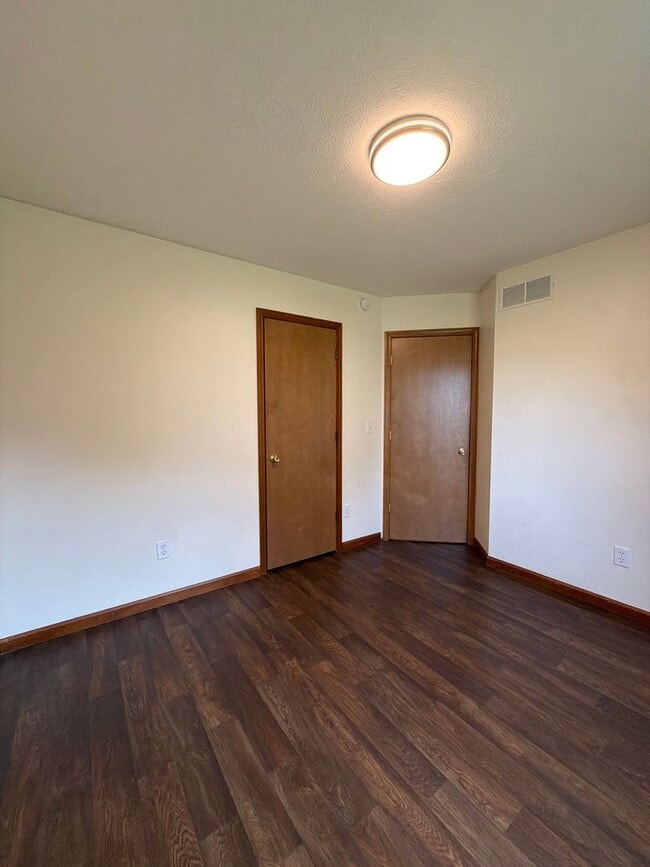 Building Photo - 819 Colonial Manor Dr