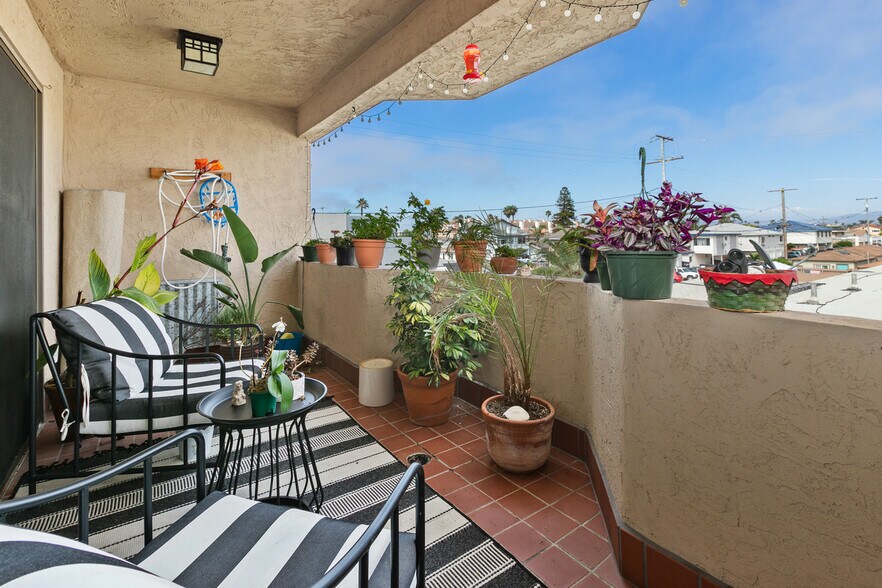 private balcomy - 184 Date Ave