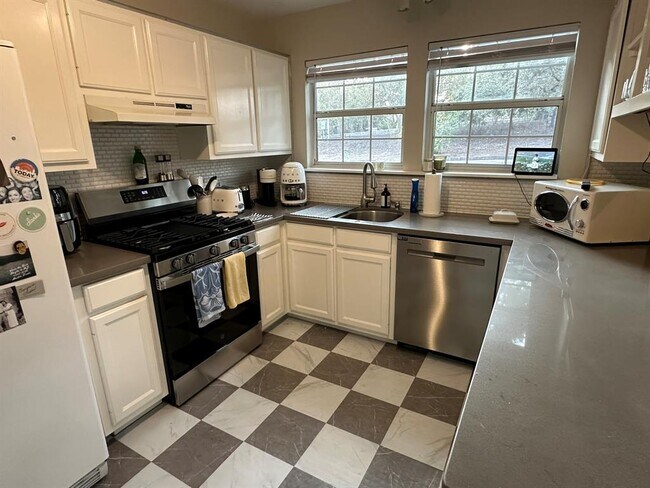 Building Photo - 311 Le Grande Ave