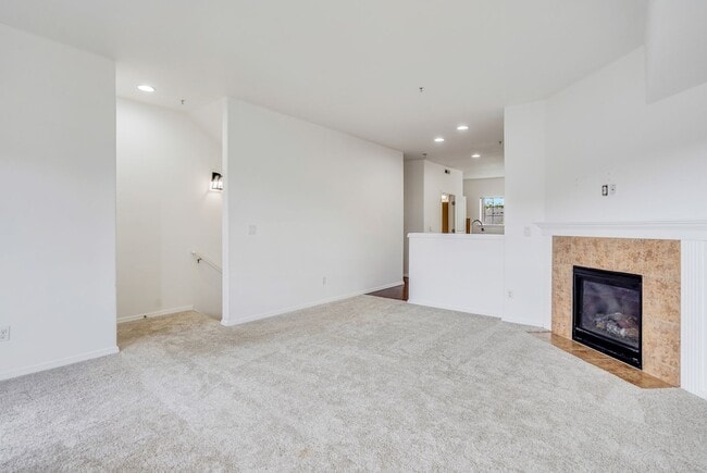 Building Photo - 3 bed, 3.5 bath townhouse in McKenzie Ridg...