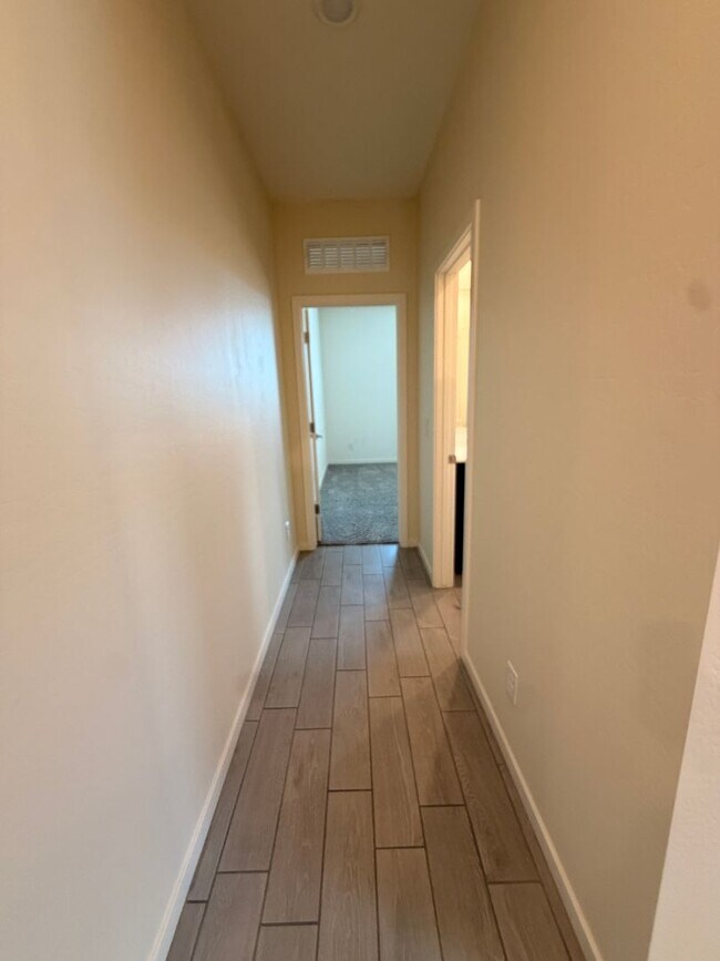 Building Photo - Newer 4 Bed / 3 bath Single Level home with Den