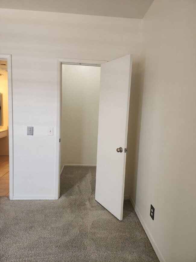 Building Photo - "Charming 2-Bed/1-bath in Phoenix with Cozy 704 Sq Ft Layout – Your Perfect Retreat in Phoenix!" ...